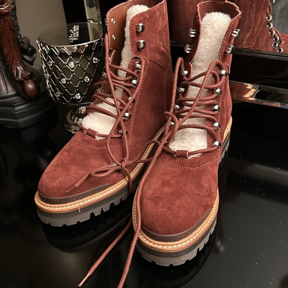 Beautiful lace up boots - Picture 2 of 6